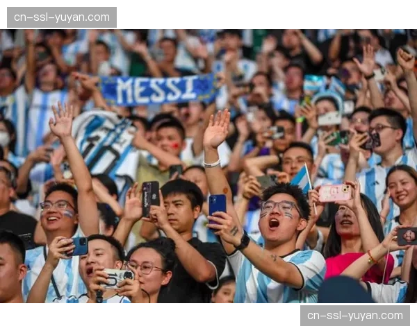 小球迷冲入场内与偶像穆科科合影，被保安友好带离