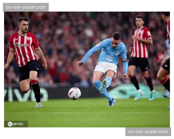 特写镜头：比赛第70分钟，塞尔塔前锋阿斯帕斯因抽筋被替换下场