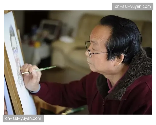 暖心一幕：小球童赛前为偶像奥斯梅恩送上手绘肖像