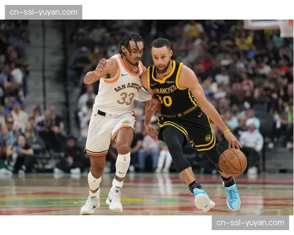 比赛进行中:库里利用“西班牙挡拆”成功吸引两人,为格林创造直插肋部的机会 比赛进行中:库里利用“西班牙挡拆”成功吸引两人,为格林创造直插肋部的机会