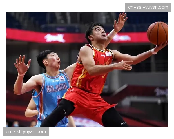 八一男篮防守前场发球时变阵为一对一盯人防守，预判接球队员形成局部夹击